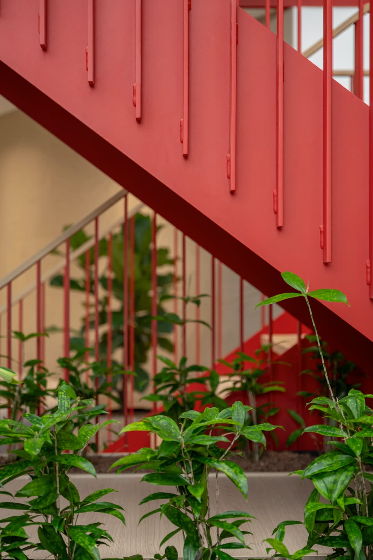 Een stalen bordestrap met stalen balustrade