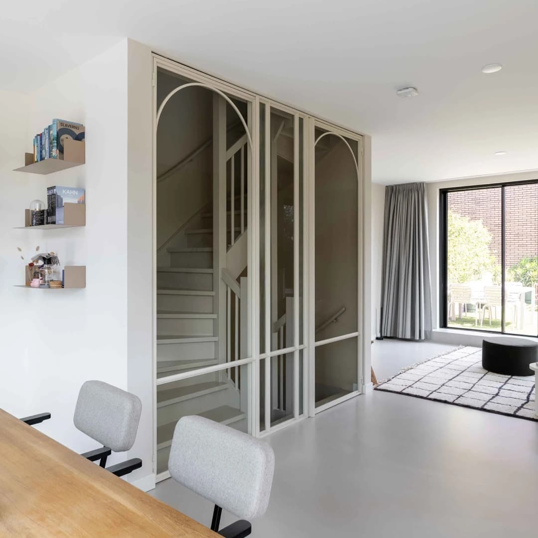 Hoge stalen deuren in stalen kozijn in woonkamer