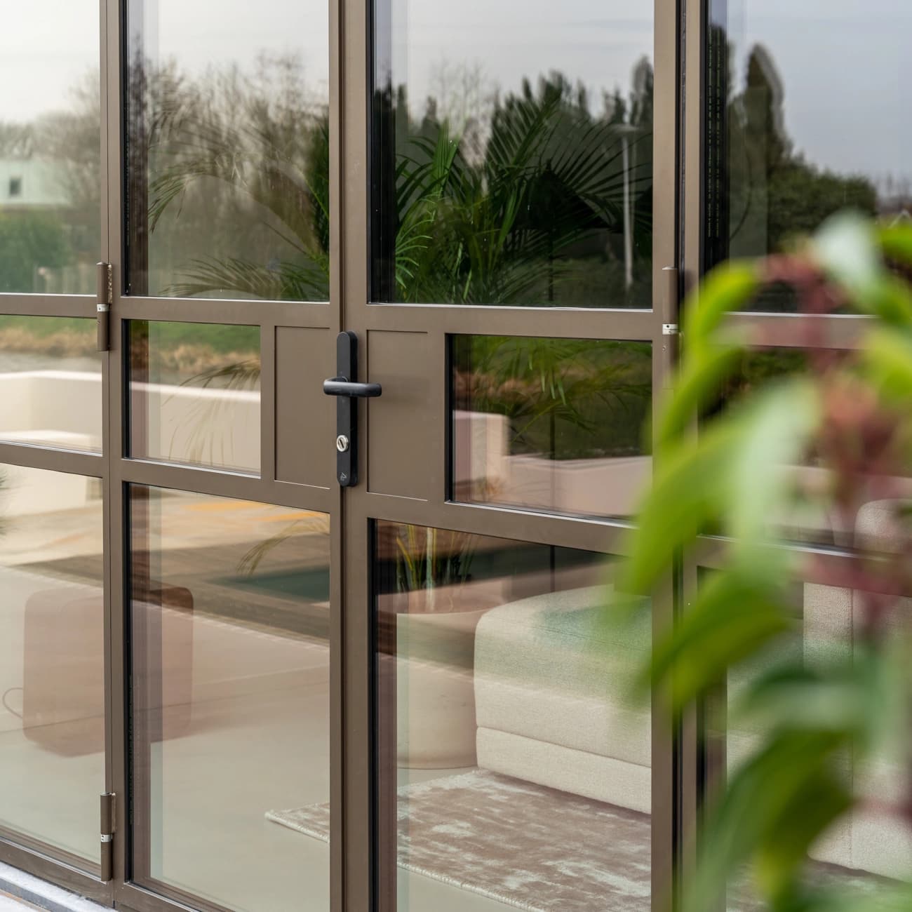 Lichtinval door stalen deur