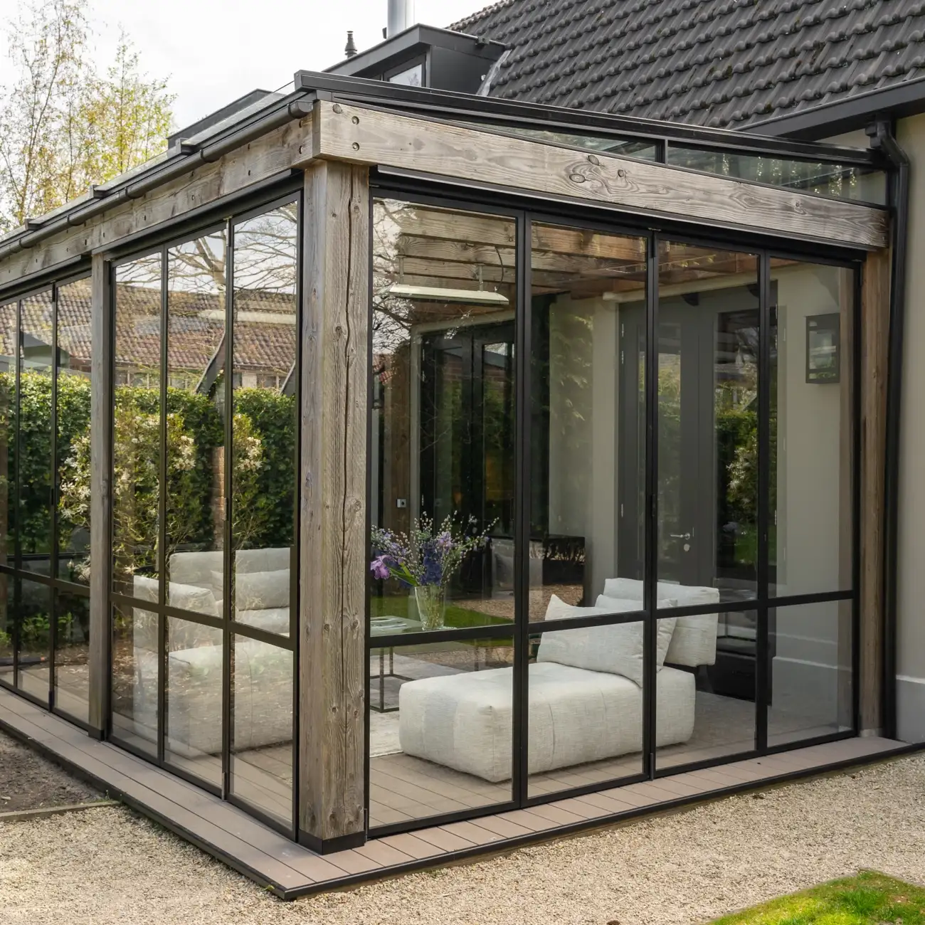 Aanbouw met stalen deuren en glas