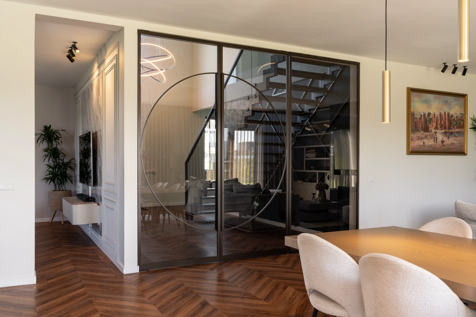 Stalen taatsdeur met een bijzondere vlakverdeling en brons getint glas