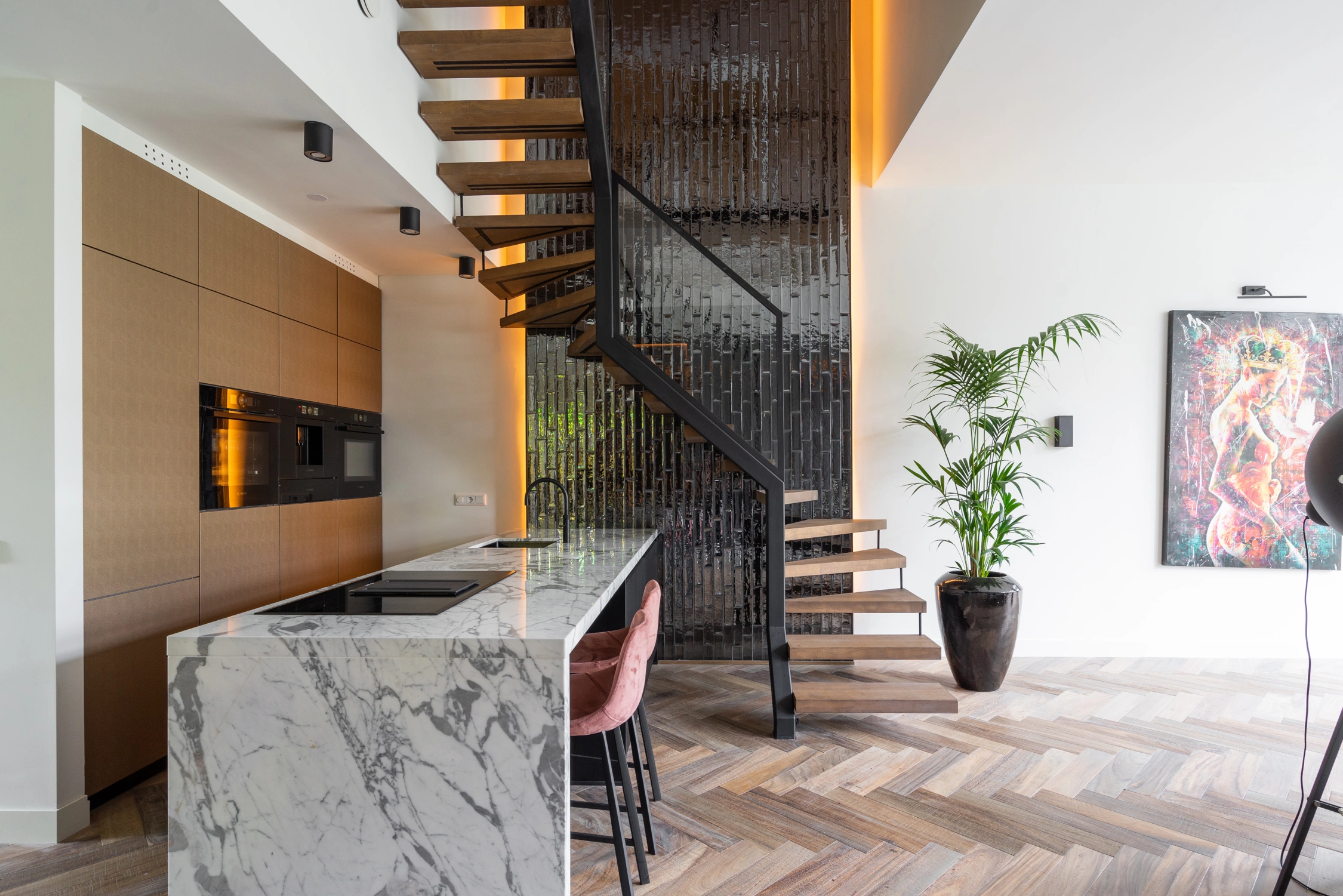 Stalen trap in een modern interieur